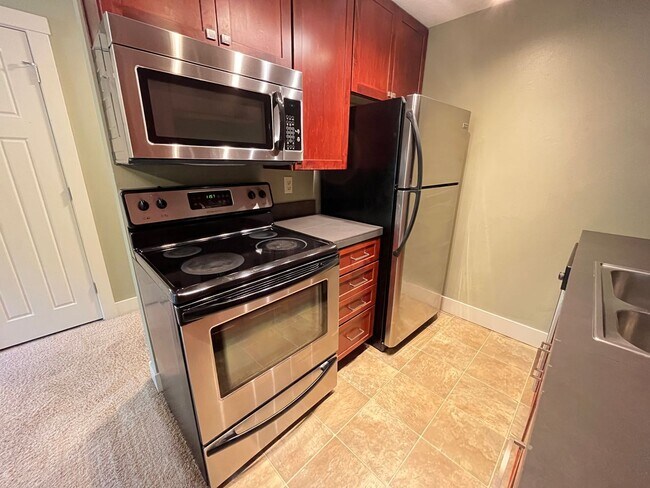 Building Photo - Lovely Private 2Bed + 1Bath Westmoreland Condo!! Secured Entry Building & Parking!