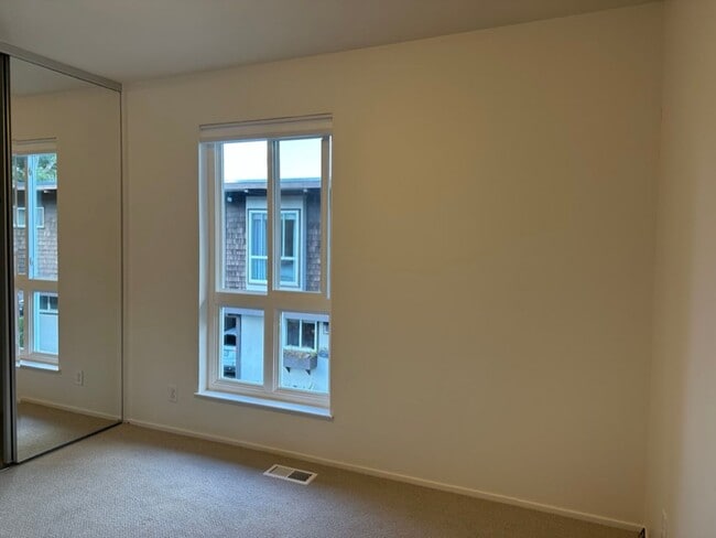 Building Photo - EPIC REA: 2 BR/1 BA Townhome w/ 1 Parking in Great Corte Madera