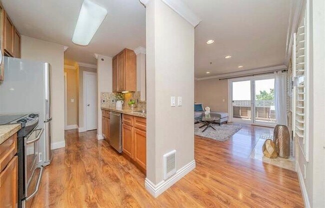 Building Photo - 665 Dartmore Ln
