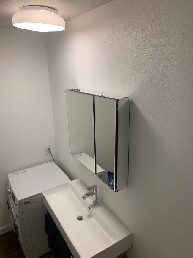 Building Photo - 141 S Clark Dr