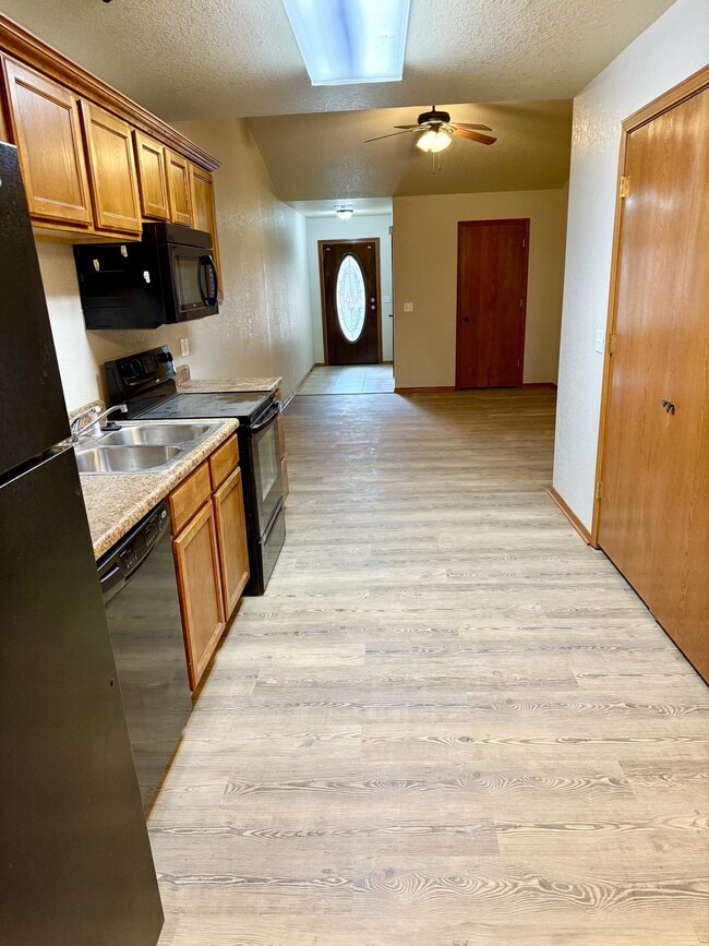 Building Photo - 2204 Lakeview Dr