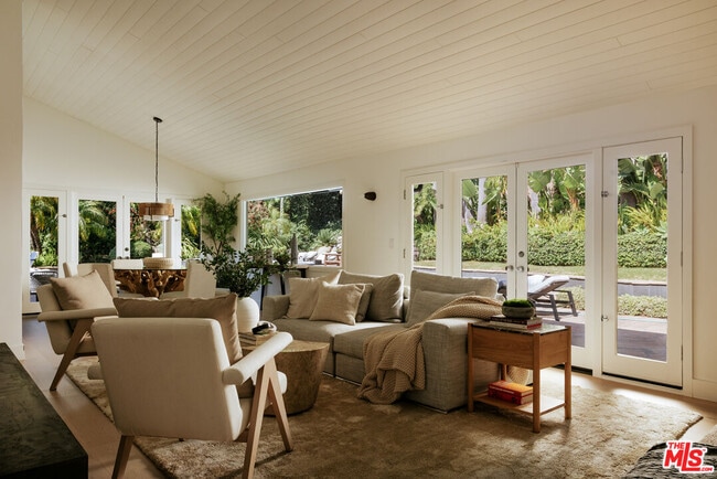 Building Photo - 1744 N Doheny Dr
