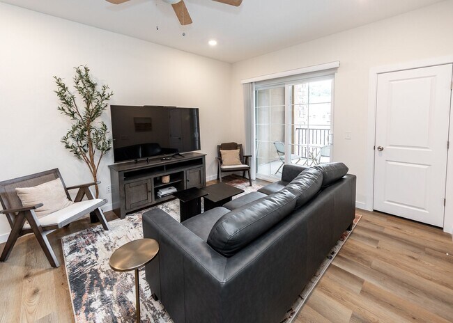 Building Photo - Top Floor 1 Bed with amazing Mt. Views near Nature