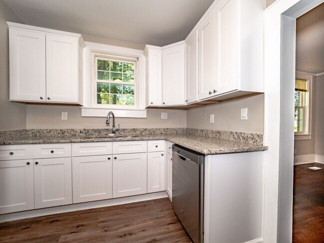 Building Photo - Oversized Renovated Downtown Cottage