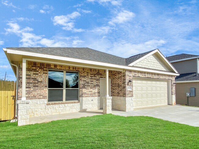 Building Photo - 13067 Clear View Dr