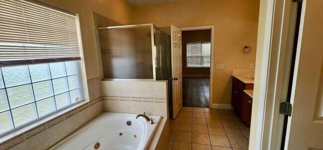 Building Photo - Great Home and Location-Available Now!
