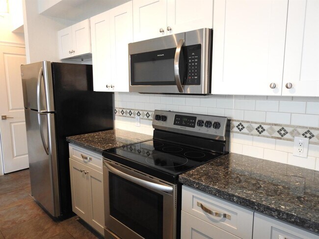 Building Photo - 1550 NE 34th Ct