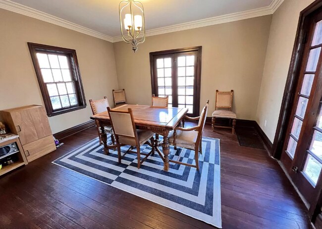 Building Photo - Large 3 Bedroom Home!