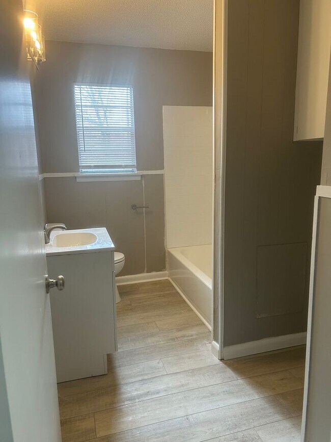 Building Photo - 405 Lindenhurst Dr