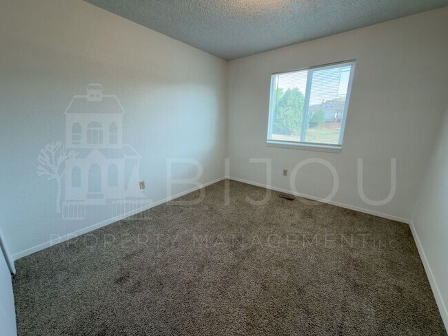Building Photo - 2405 Split Rock Dr