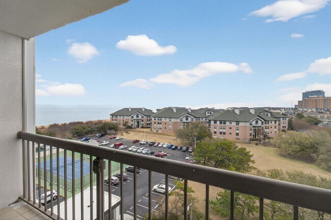 Building Photo - Stunning Condo With Exclusive Bay Views!