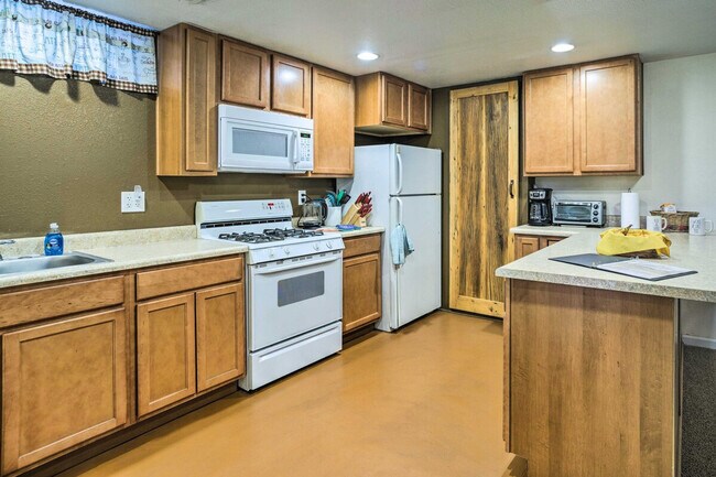 Building Photo - 3560 Dahlia St