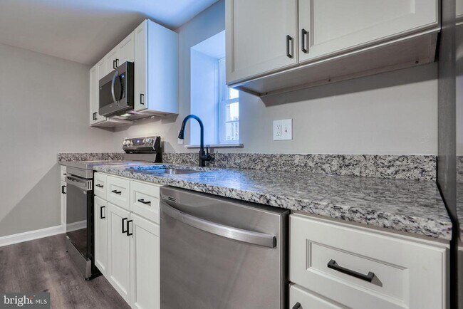 Building Photo - 6722 Brentwood Ave