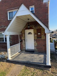 Building Photo - Updated 3 Bed 1 Bath House on Quiet Street!!!