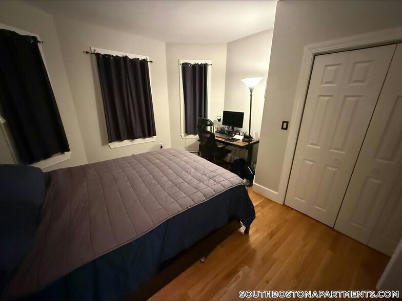 Building Photo - 868 E 2nd St