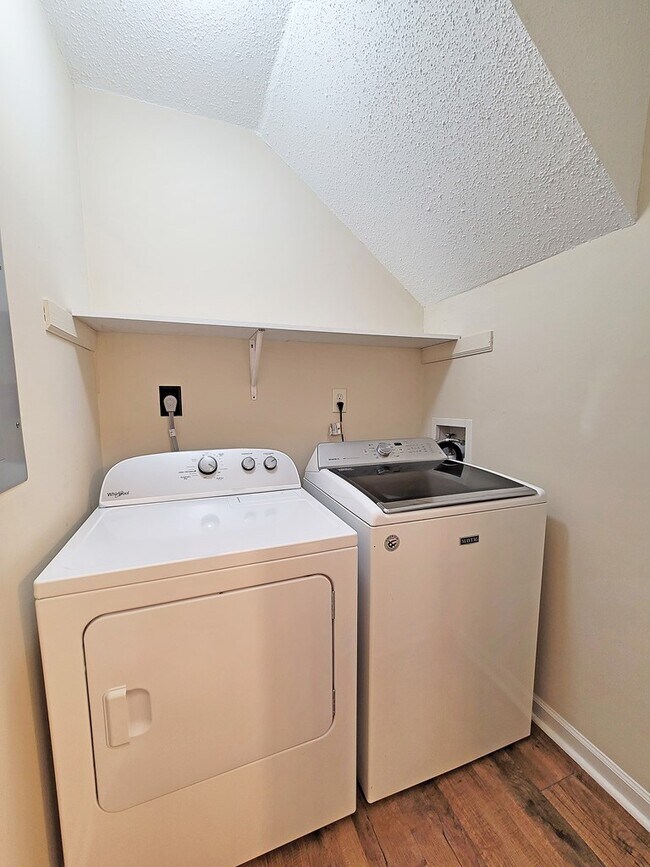 Building Photo - 807B Edgemont Terrace SW