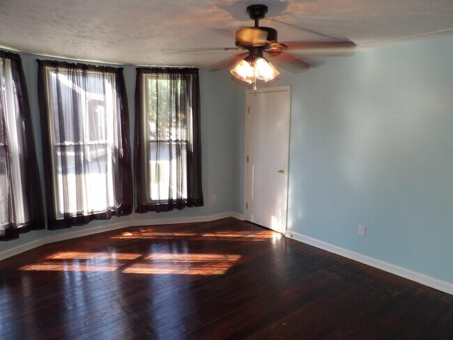 Building Photo - 604 Taylor Ave