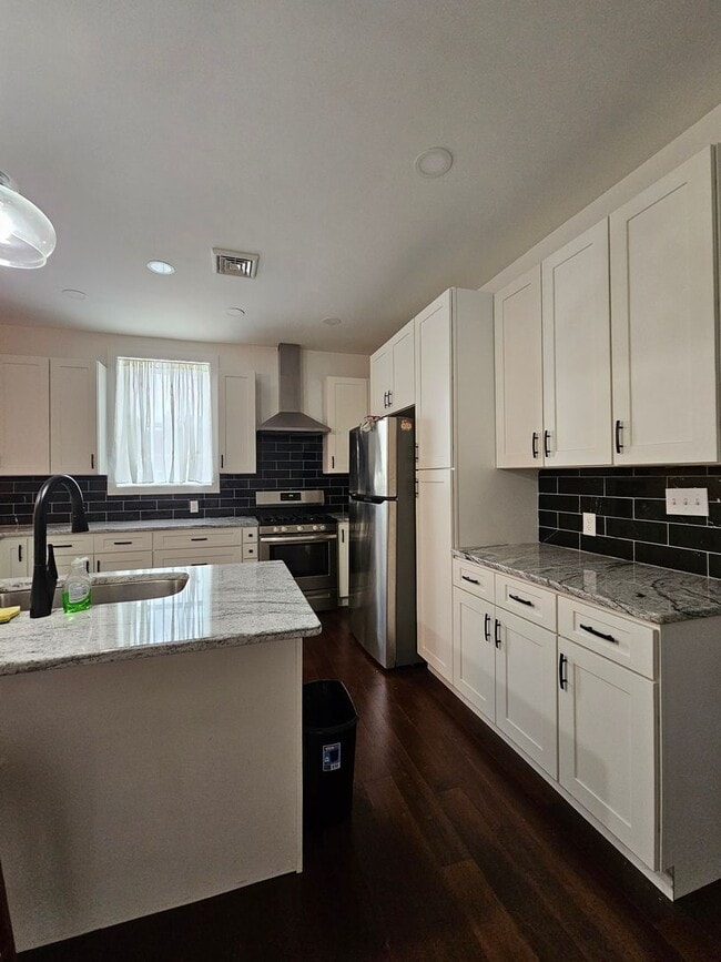 Building Photo - 629 Locust St