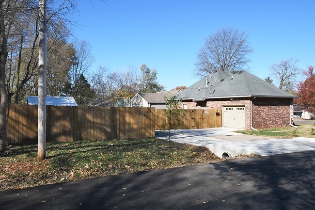 Building Photo - 2 Blocks from MERCY HOSPITAL!     FULLY FU...
