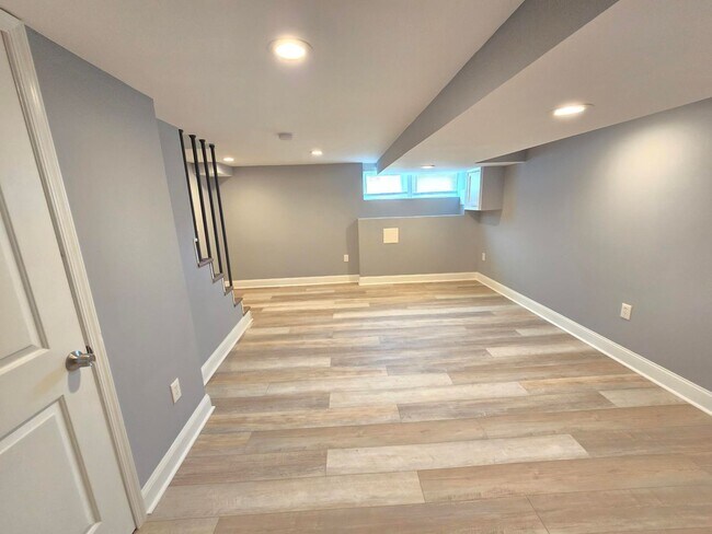 Building Photo - Beautiful 4 Bedroom 2 Bathroom East Baltim...