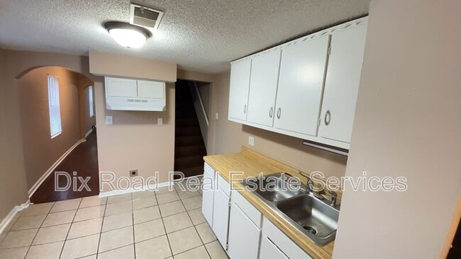 Building Photo - 9-9 E Main St