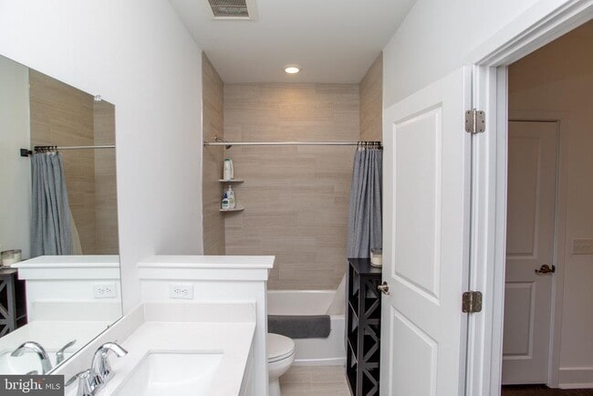 Building Photo - 233 Lewis Fisher Dr