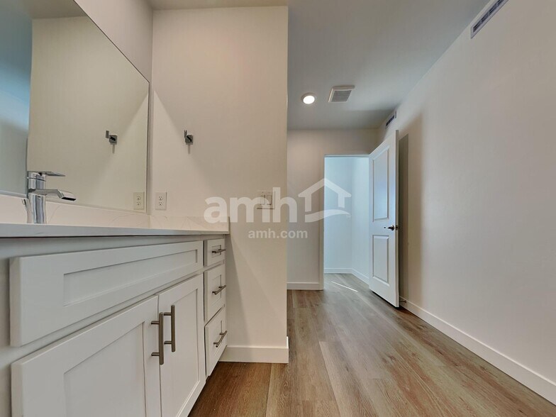 Building Photo - 9567 E Harkes Dr