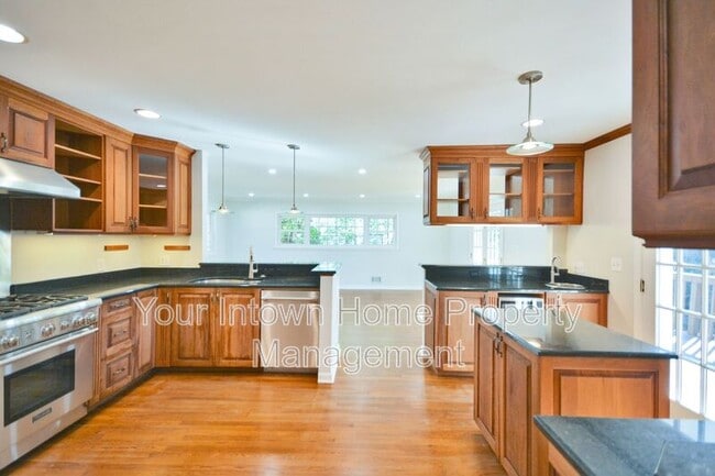 Building Photo - 317 Eureka Dr NE