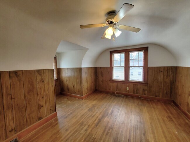 Building Photo - FOR RENT- Large Home with Fenced in Yard n...