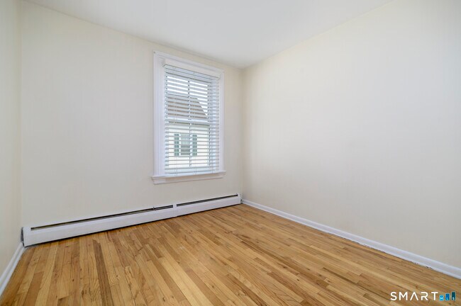 Building Photo - 18 Elm Tree Pl