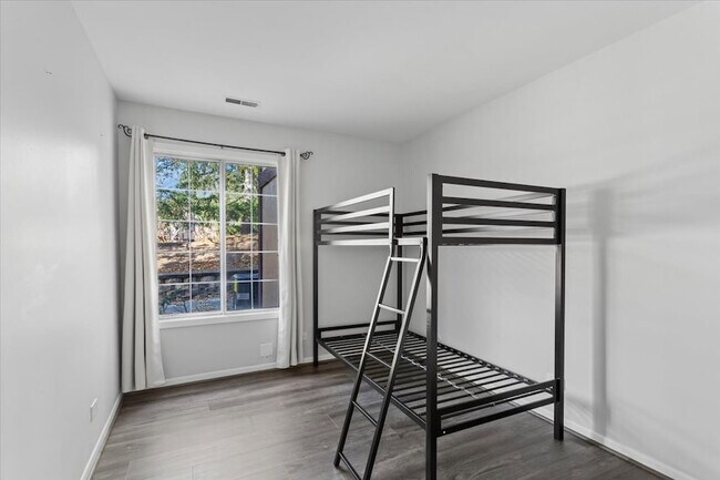 Building Photo - 1601 Thames Ct