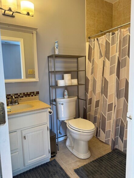 Building Photo - 110 1/2 E 6th St