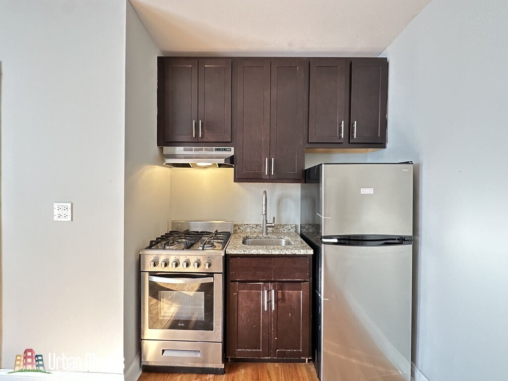 Building Photo - 623 W Patterson Ave