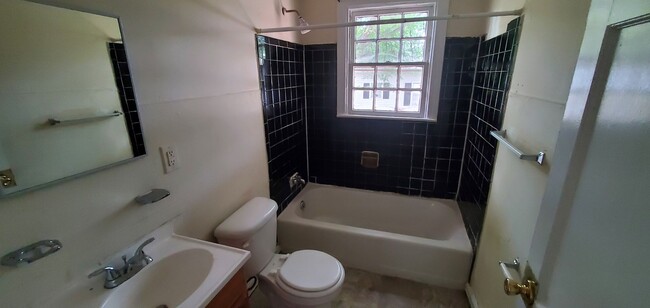 Building Photo - 3 Bedroom 1 Bathroom House