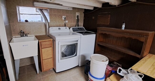 Building Photo - 158 Baker St