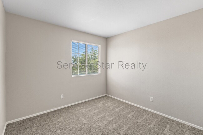 Building Photo - 12106 N 130th Dr