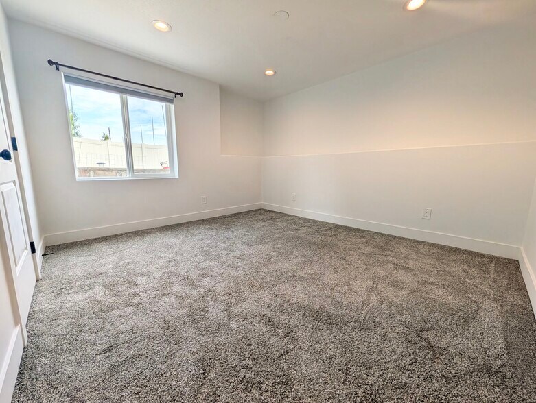 Building Photo - 1787 S Sawtooth Blvd