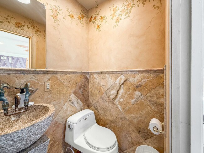 Building Photo - 602 S Front St