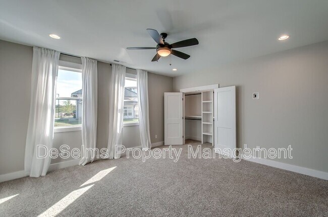 Building Photo - 2061 Oakwood Ave