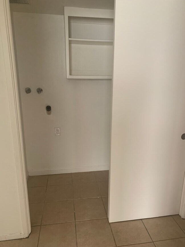 Building Photo - 6008 Hill Dale Ct