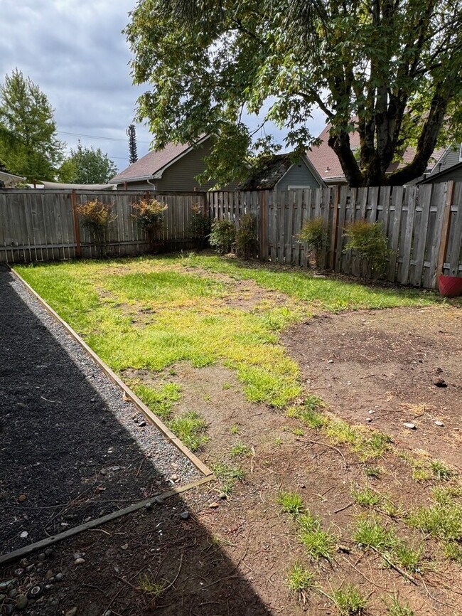 Building Photo - Charming Home w/Fenced Yard, Garage, W/D, Great Location, and More!