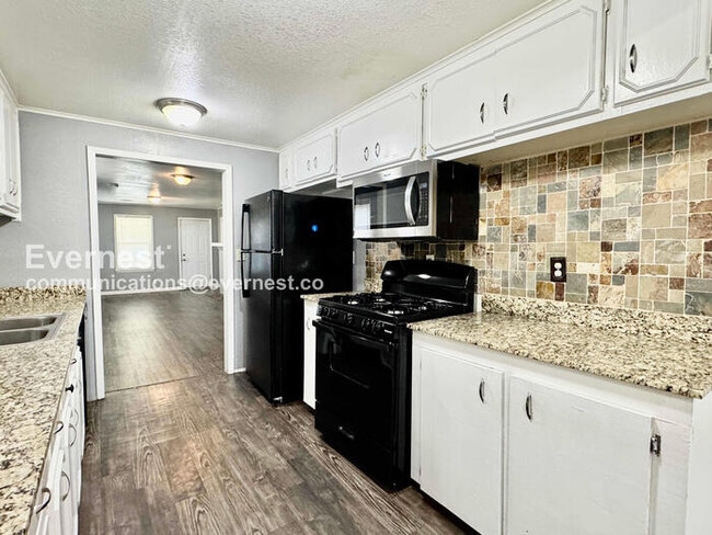 Building Photo - 3 Bed, 2 Bath with Fenced Yard / Pet-Friendly / Available Now!