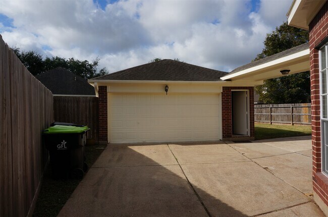 Building Photo - 4607 Forest Home Dr