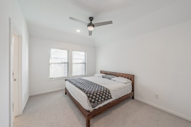 Building Photo - 248 Harbor Hills Dr