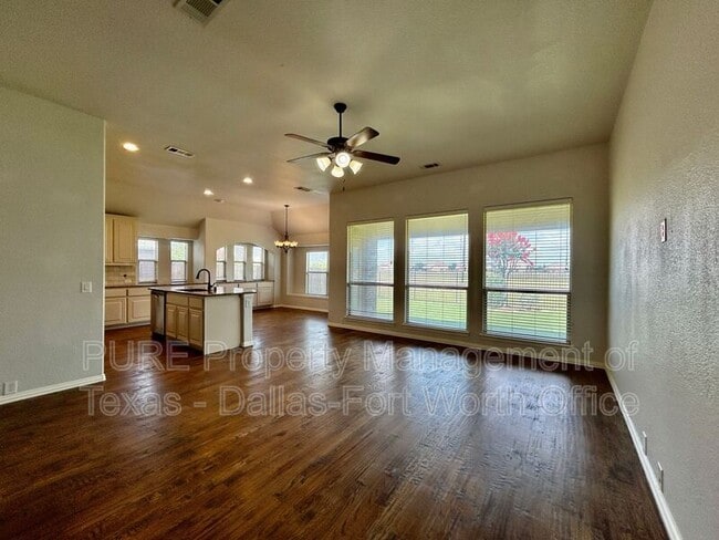 Building Photo - 511 Carnation Ln