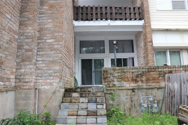 Building Photo - 702 N Holiday Dr