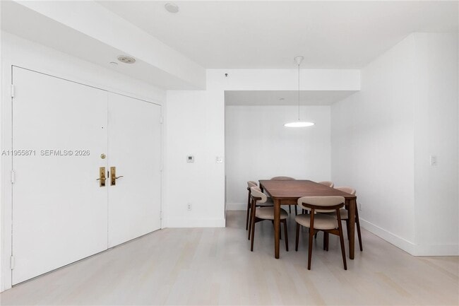 Building Photo - 300 South Pointe Dr