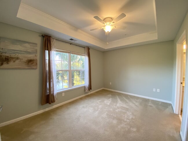 Building Photo - Two Bedroom Spacious Condo Near Everything...