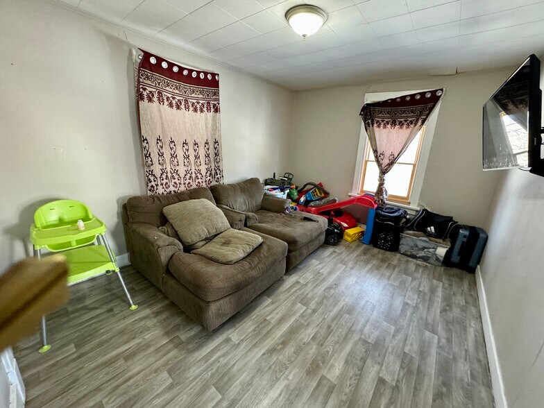 Building Photo - 911 Perry Hwy