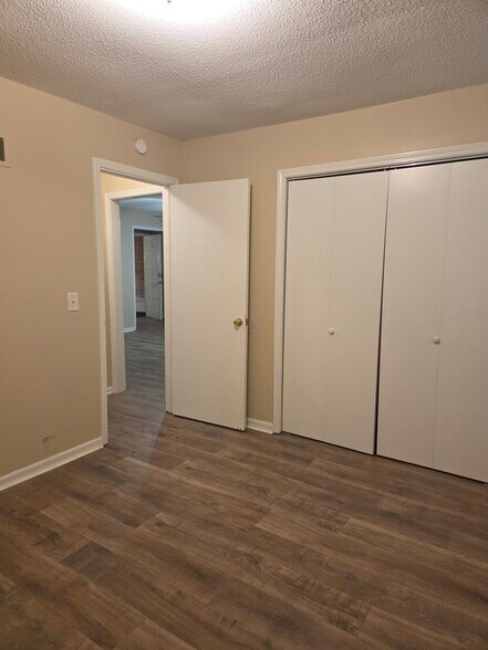 Building Photo - 2102 Chateau Dr